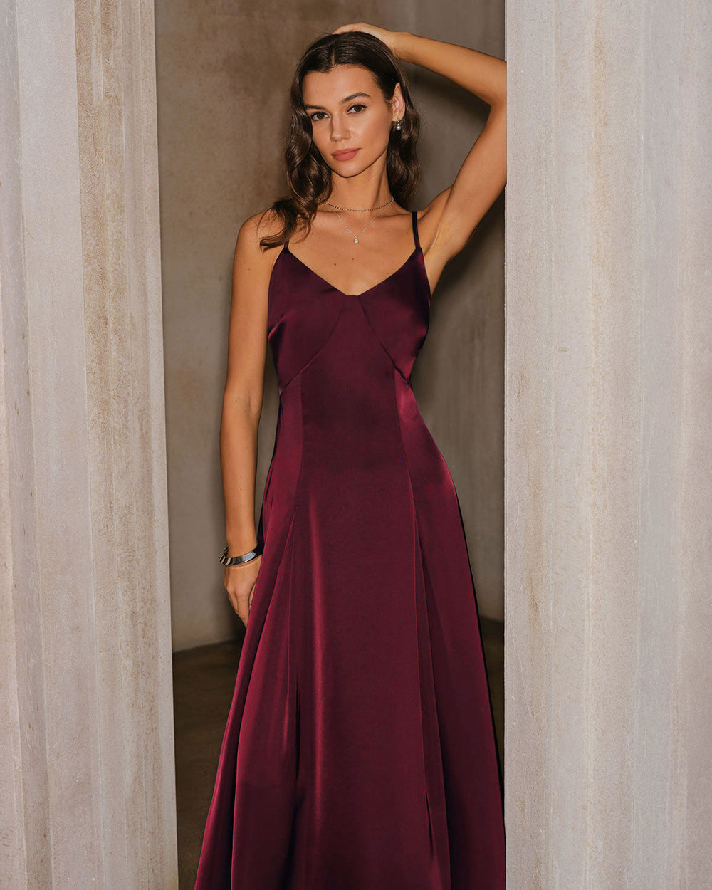 Vestido Valentina | Elegancia en Satén Tono Vino