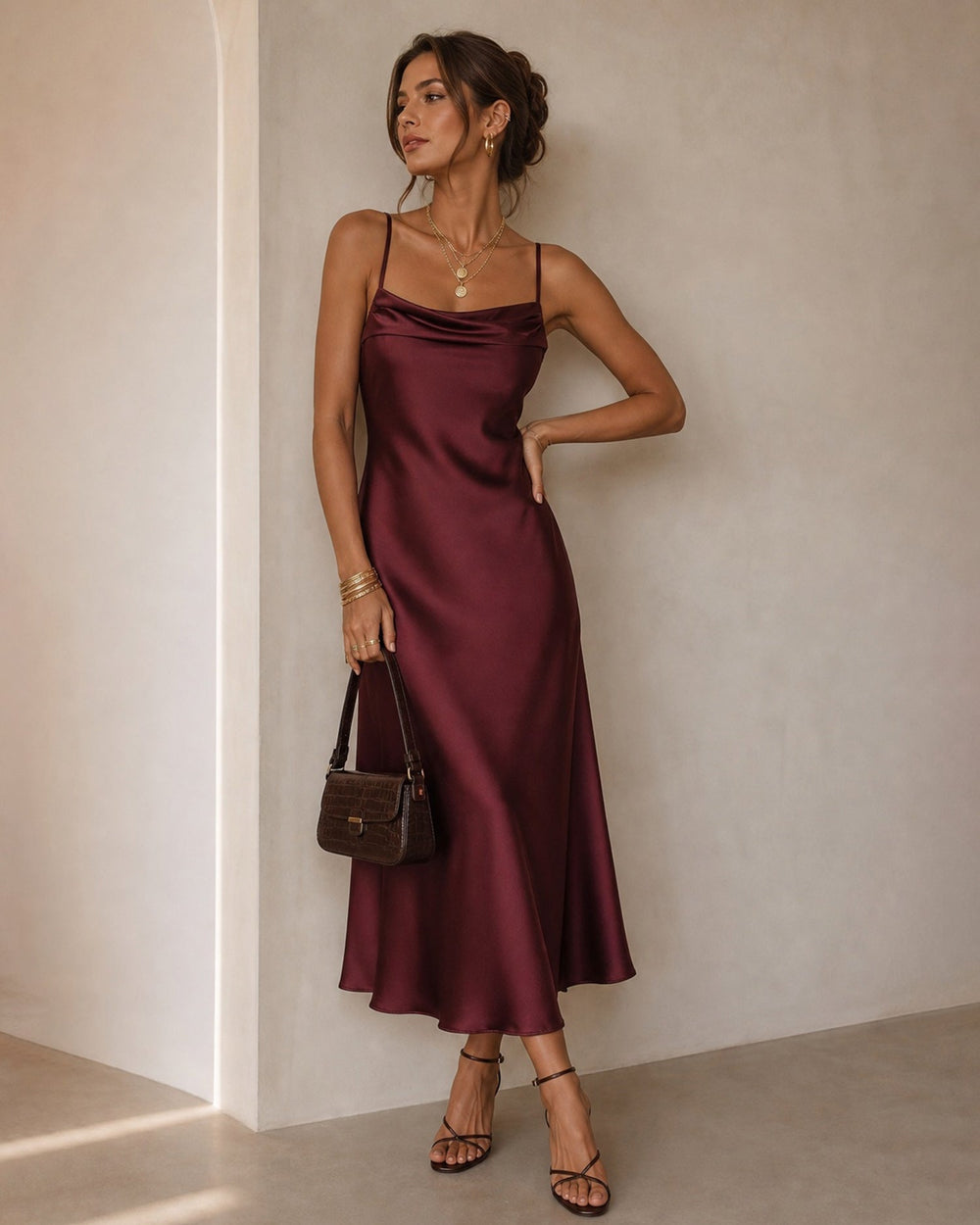 Vestido Sofía | Elegancia en Satén Tono Vino