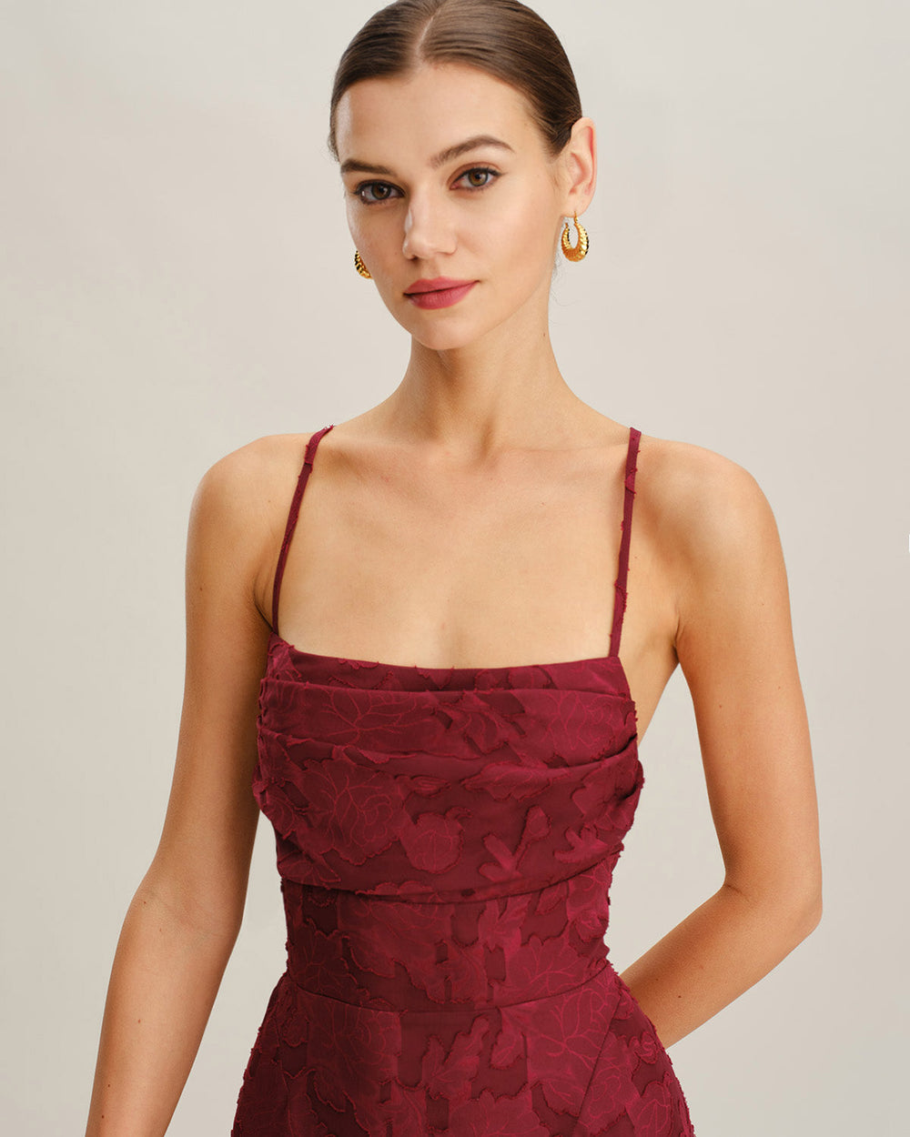 Vestido Ariadna | Elegancia en Satén Tono Vino