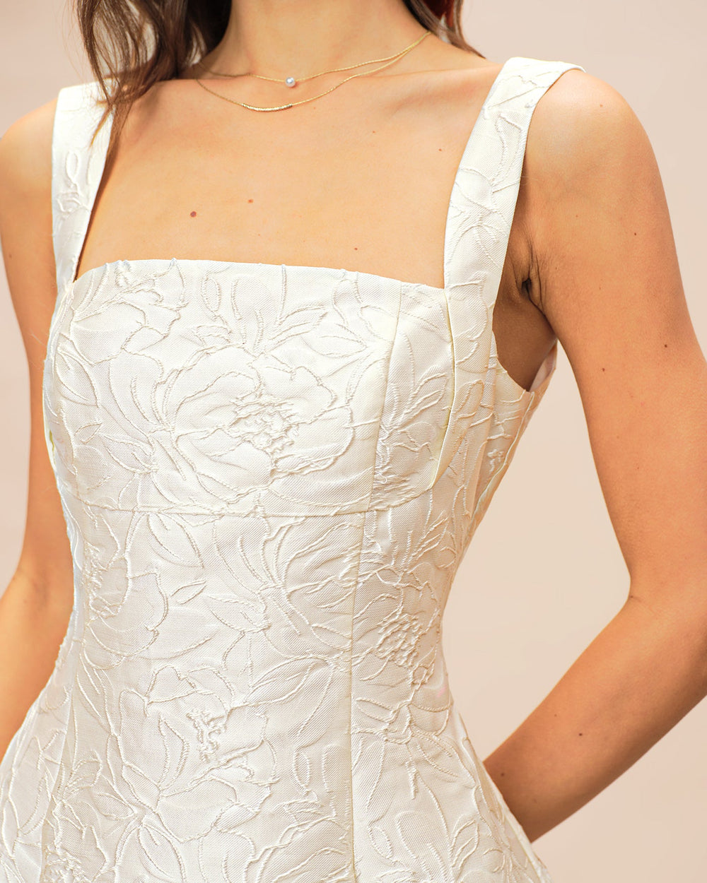 Vestido Caridad | Silueta Tubo con Escote cuadrado en Tono Blanco