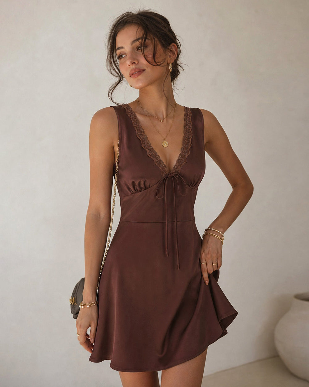 Vestido Samanta | Silueta Línea A con Escote en V en Tono Negro
