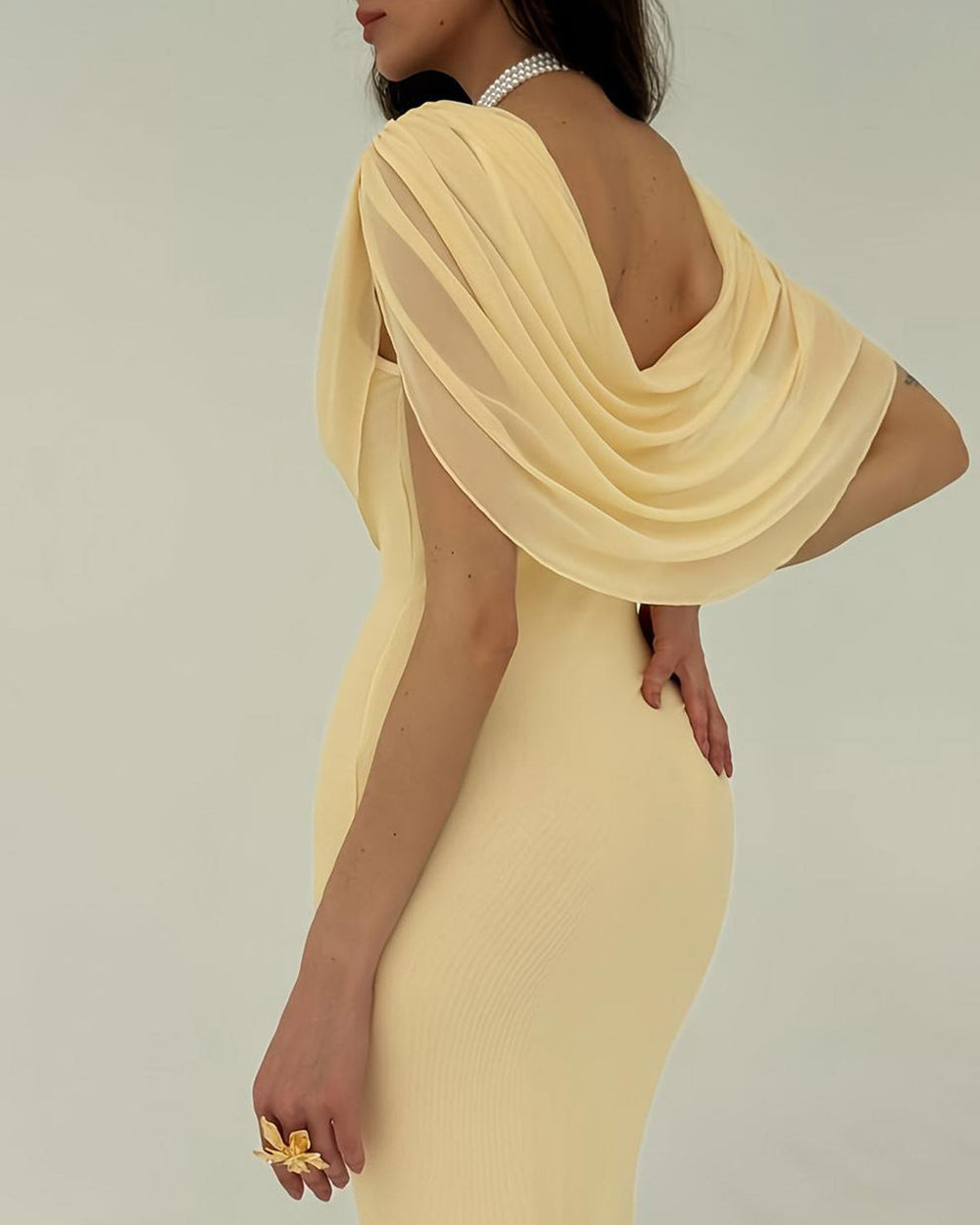 Vestido Regina | Elegancia en Satén Tono Amarillo
