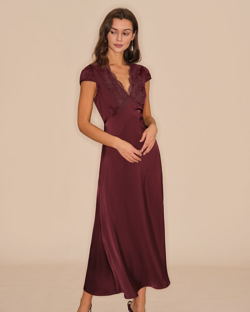 Vestido Ivonne | Encaje Vino con Escote en V