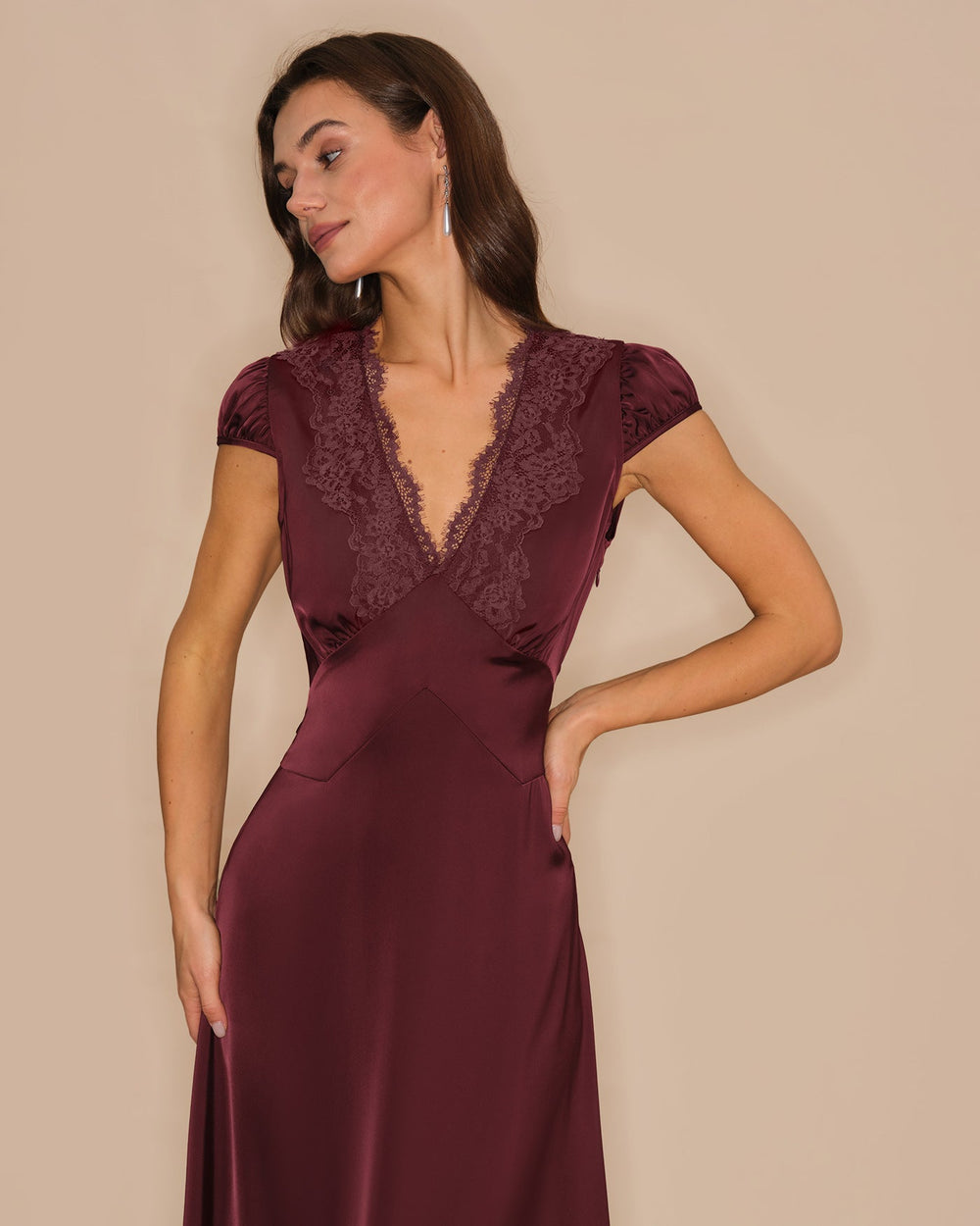 Vestido Ivonne | Encaje Vino con Escote en V