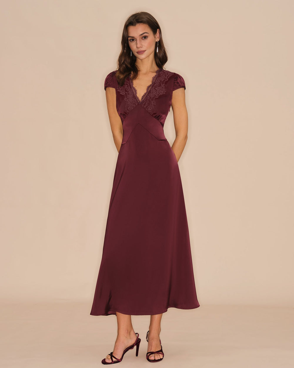 Vestido Ivonne | Encaje Vino con Escote en V