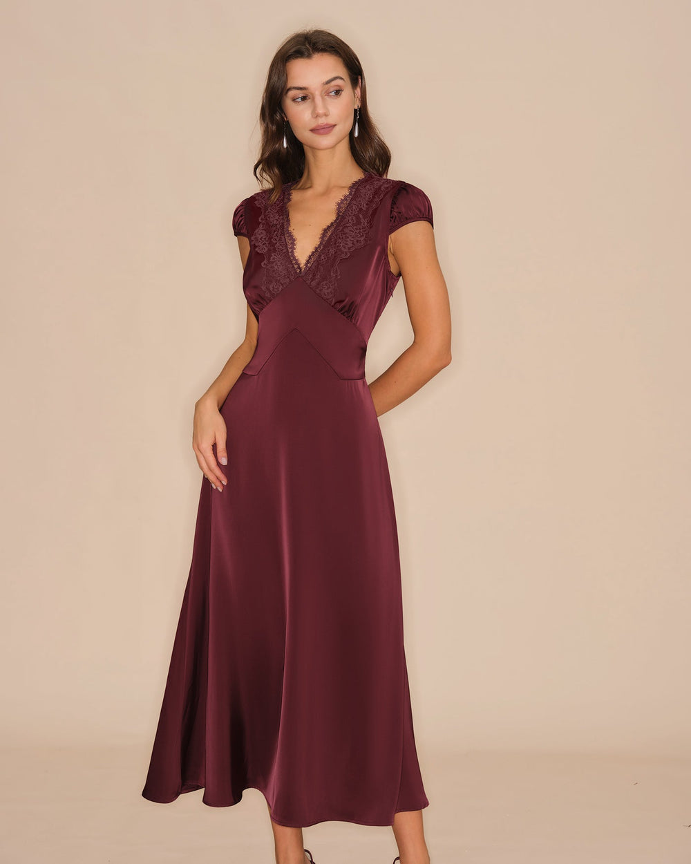 Vestido Ivonne | Encaje Vino con Escote en V