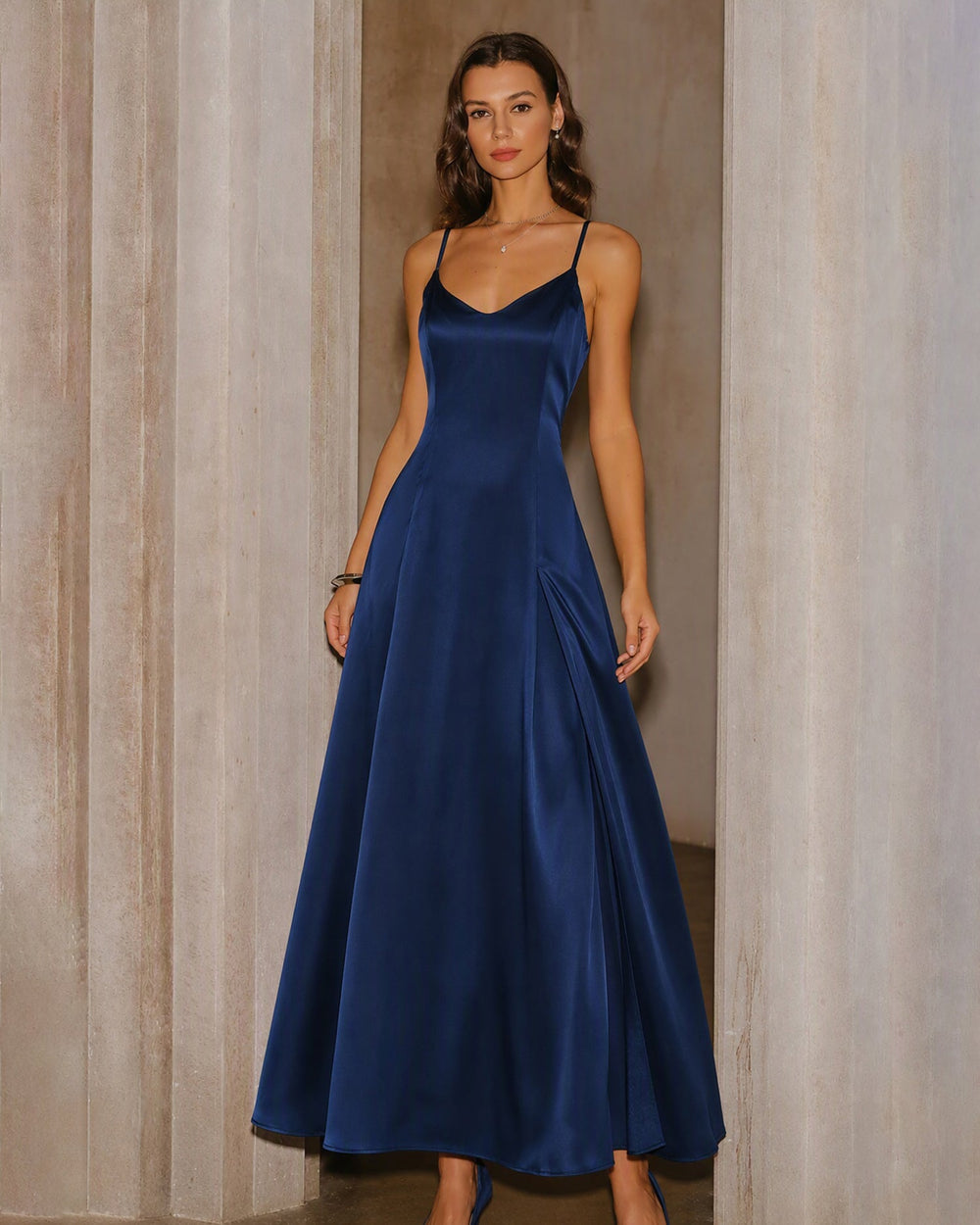 Vestido Sofía | Elegancia en Satén Tono Azul marino