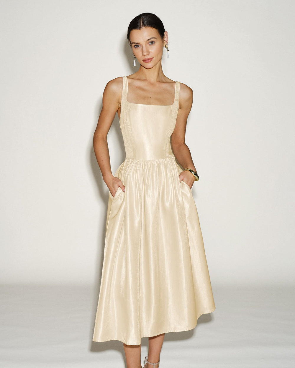 Vestido Catalina | Elegancia en Satén Tono Durazno