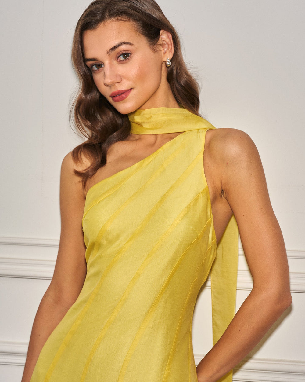 Vestido Serena | Elegancia en Satén Tono Amarillo